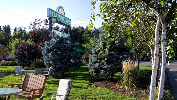A sign for Homeward Inns with a 60-minute drive to the city.