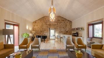 2 bars/lounges, wine bar, pub