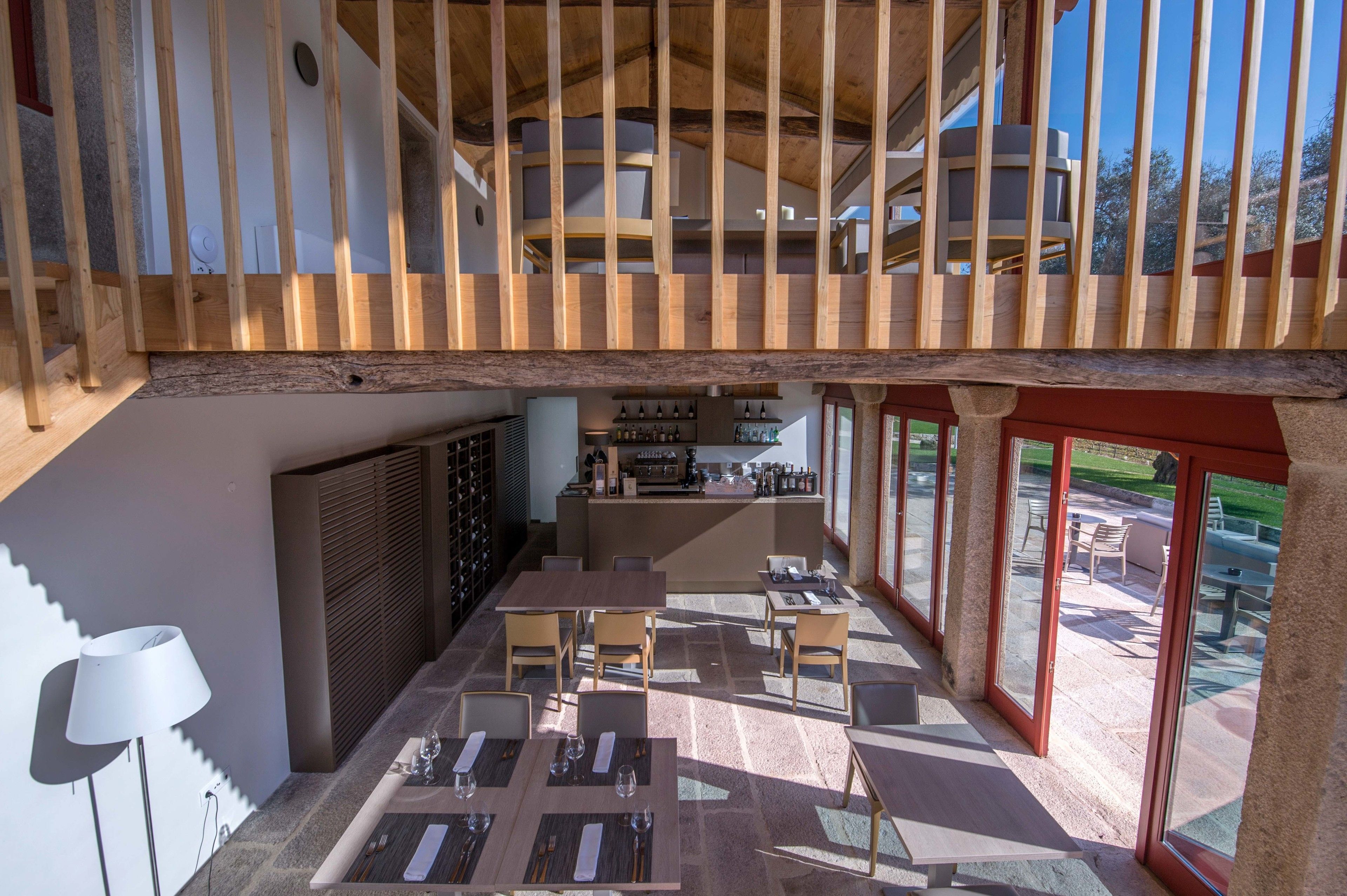 2 bars/lounges, wine bar, pub