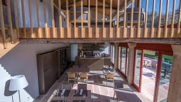 2 bars/lounges, wine bar, pub
