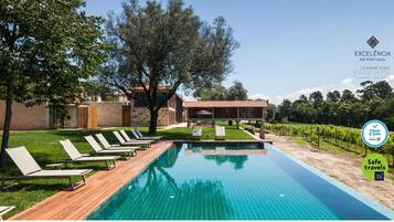 Piscina coberta, piscina a l'aire lliure de temporada i gandules
