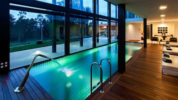 Indoor spa tub