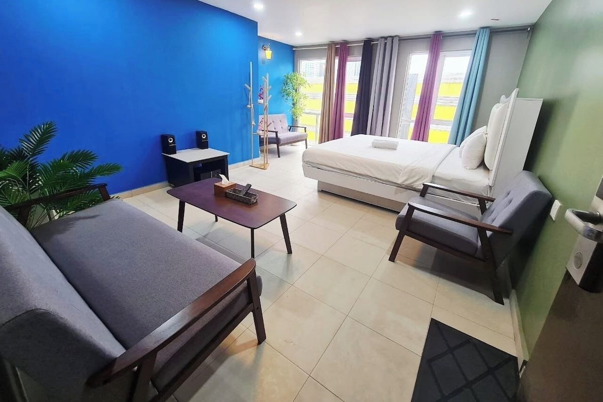 Penthouse clásico, 1 cama King size (Deluxe) | 1 habitación, ropa de cama hipoalergénica y escritorio