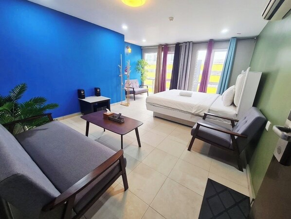 Hypo-allergenic bedding, desk, laptop workspace, blackout curtains - Hote123 (Kuala Lumpur)