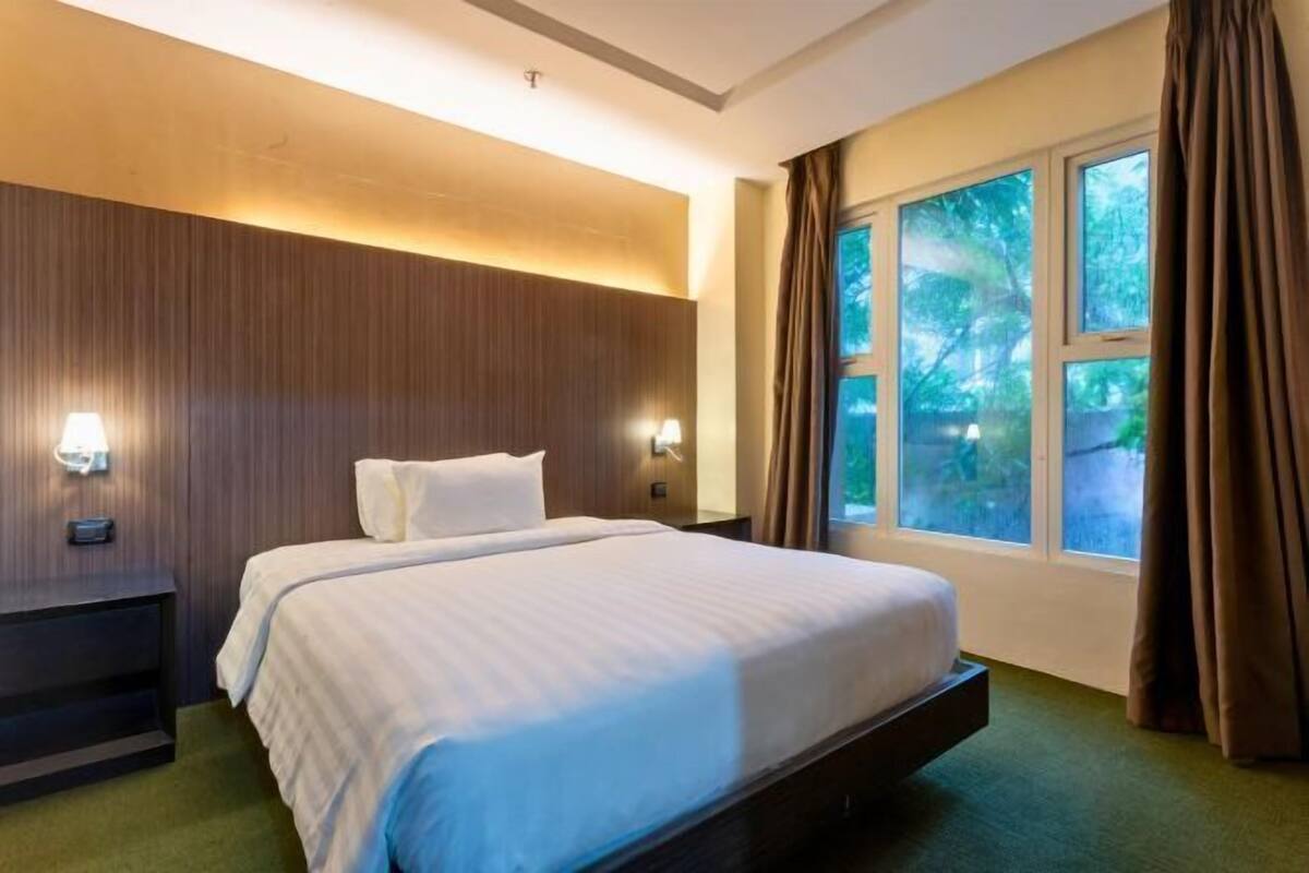 Premium bedding, minibar, desk, blackout curtains