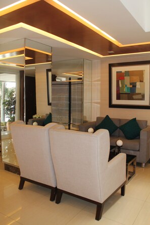 Coin salon dans le hall