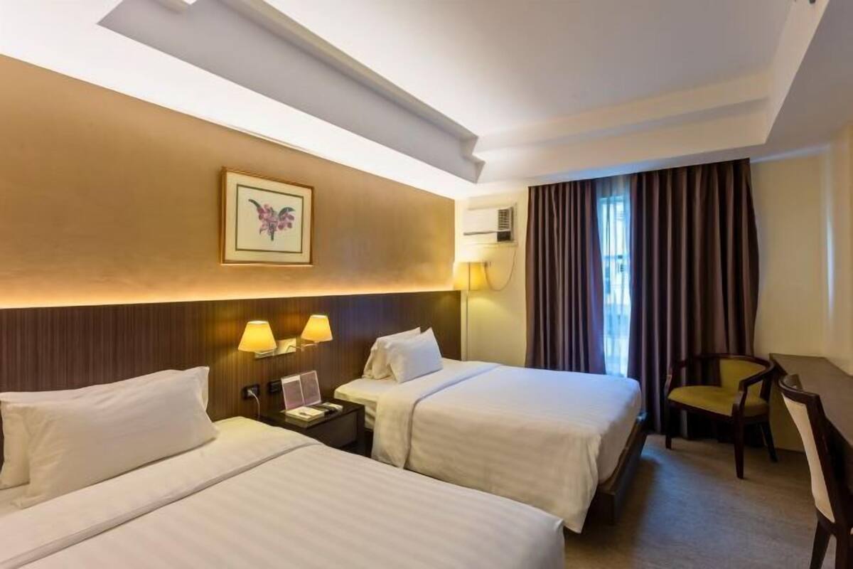 Premium bedding, minibar, desk, blackout curtains