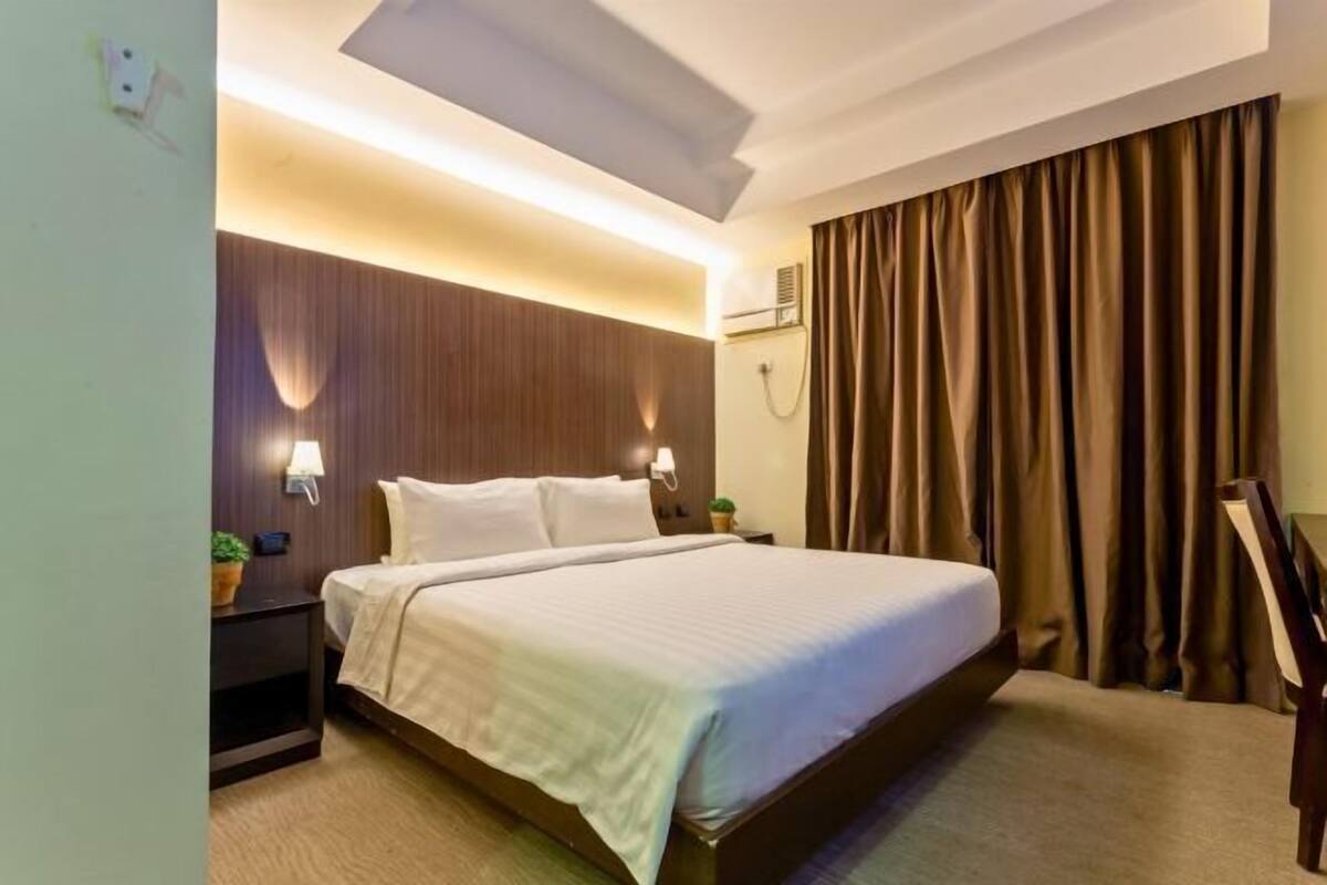 Premium bedding, minibar, desk, blackout curtains