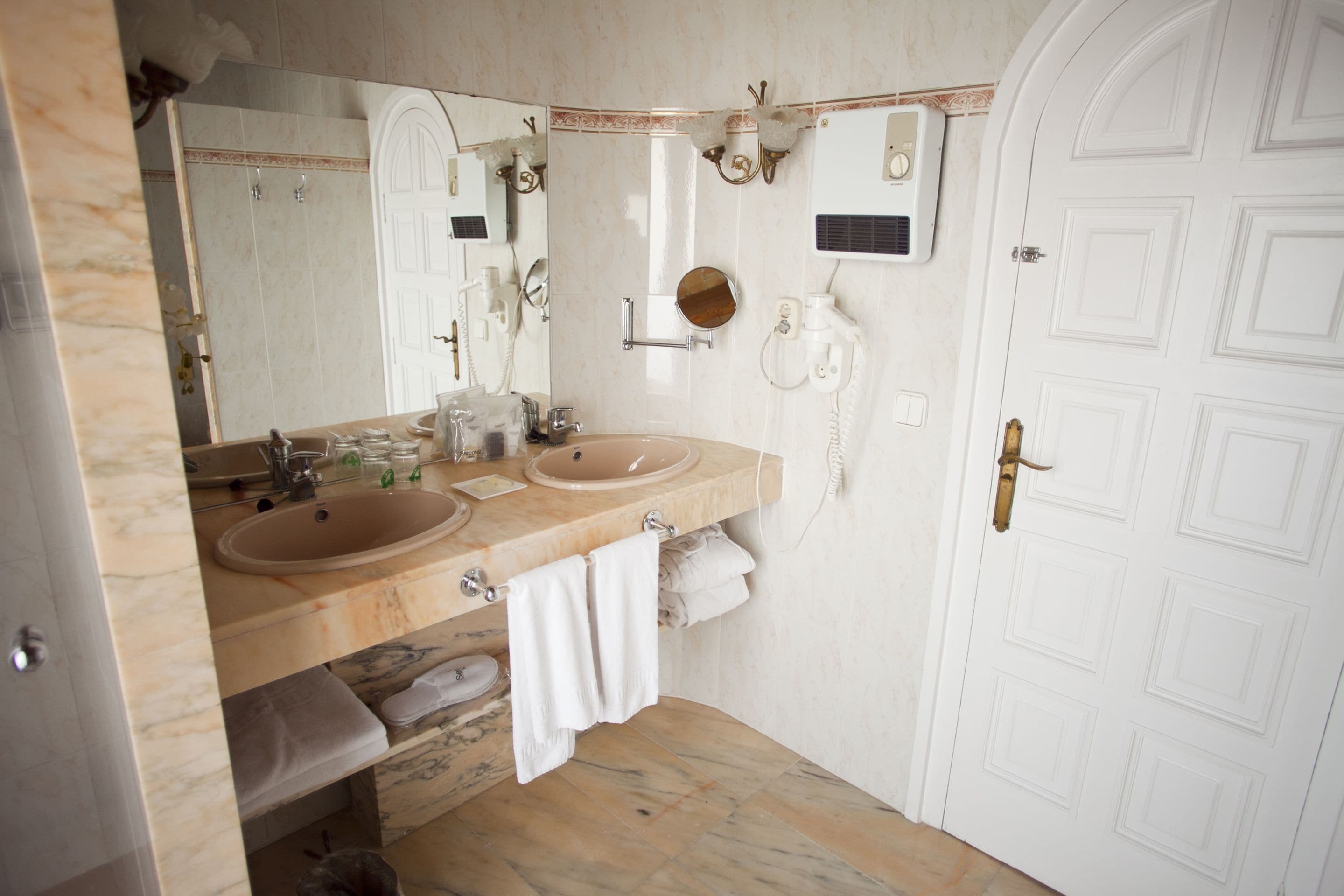 suite, 1 king bed, balcony, ocean view | bathroom sink