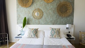 A hotel room with a bed, two bedside tables, a desk, and a chair. - Hotel Subur Maritim (Sitges)