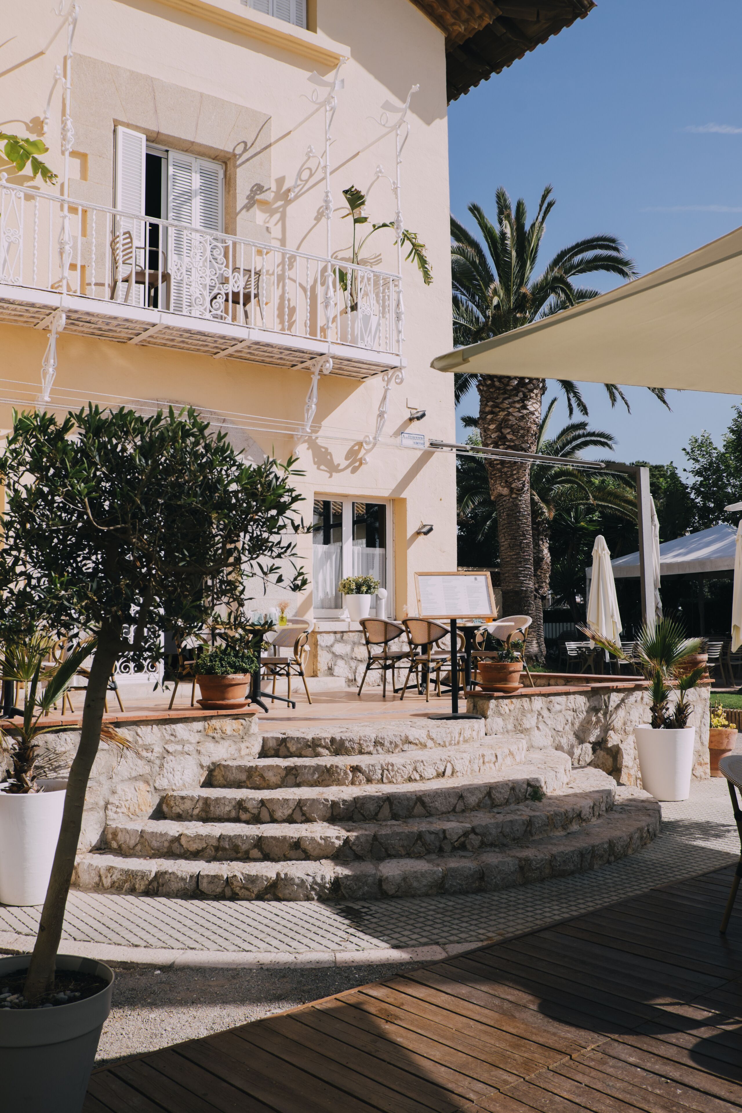 Cocina mediterránea con vista a la alberca 