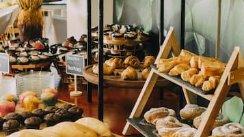 Desayuno buffet diario (EUR 15 por persona)