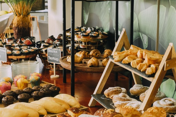 Tägliches Frühstücksbuffet gegen Gebühr