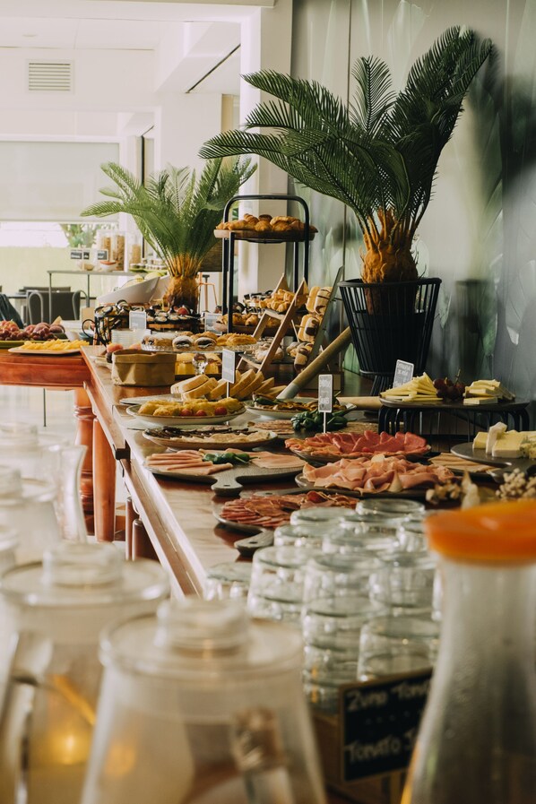 Daily buffet breakfast (EUR 15 per person) - Hotel Subur Maritim (Sitges)