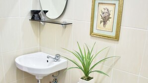 Deluxe Double Room, 1 Bedroom, Non Smoking | Bathroom | Shower, free toiletries, towels - BESM Traveler's Inn (San Leonardo)