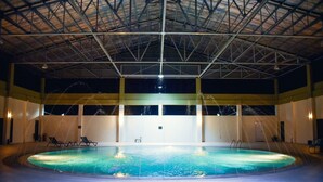 Indoor pool - BESM Traveler's Inn (San Leonardo)