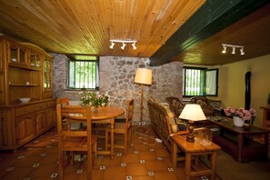 Traditional-Haus, 3 Schlafzimmer | Wohnbereich | Flachbildfernseher, Kamin