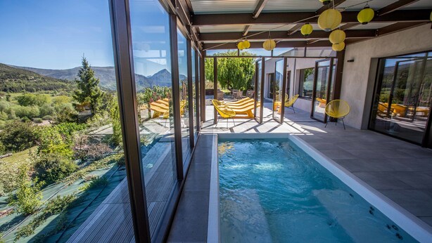 A modern outdoor swimming pool with clear views of the surrounding landscape, including hills and trees. - Hôtel & Spa des Gorges du Verdon (La Palud-sur-Verdon)