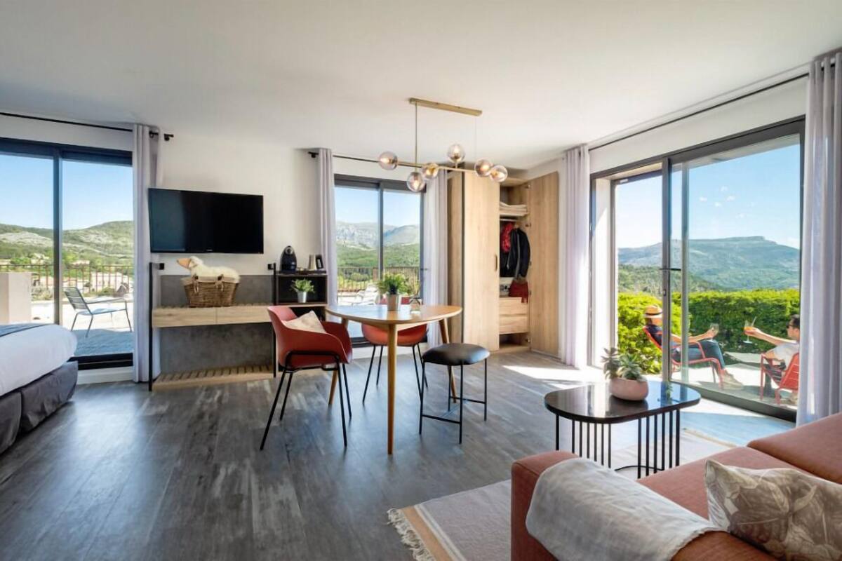 Suite (Coquelicot) | Ropa de cama de alta calidad, minibar, caja fuerte y escritorio