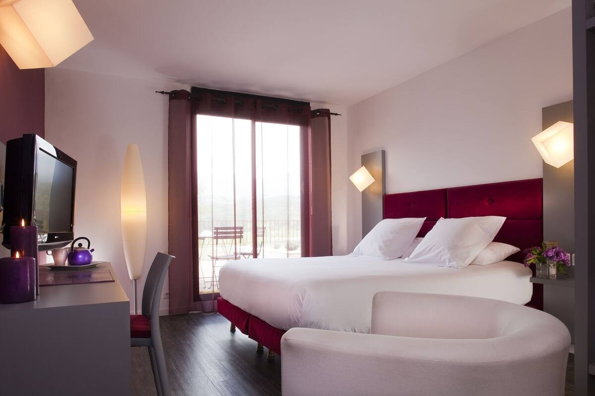 Habitación doble (Lilas) | Ropa de cama de alta calidad, minibar, caja fuerte y escritorio