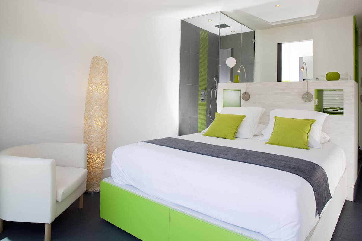 Habitación doble (Observatoire) | Ropa de cama de alta calidad, minibar, caja fuerte y escritorio