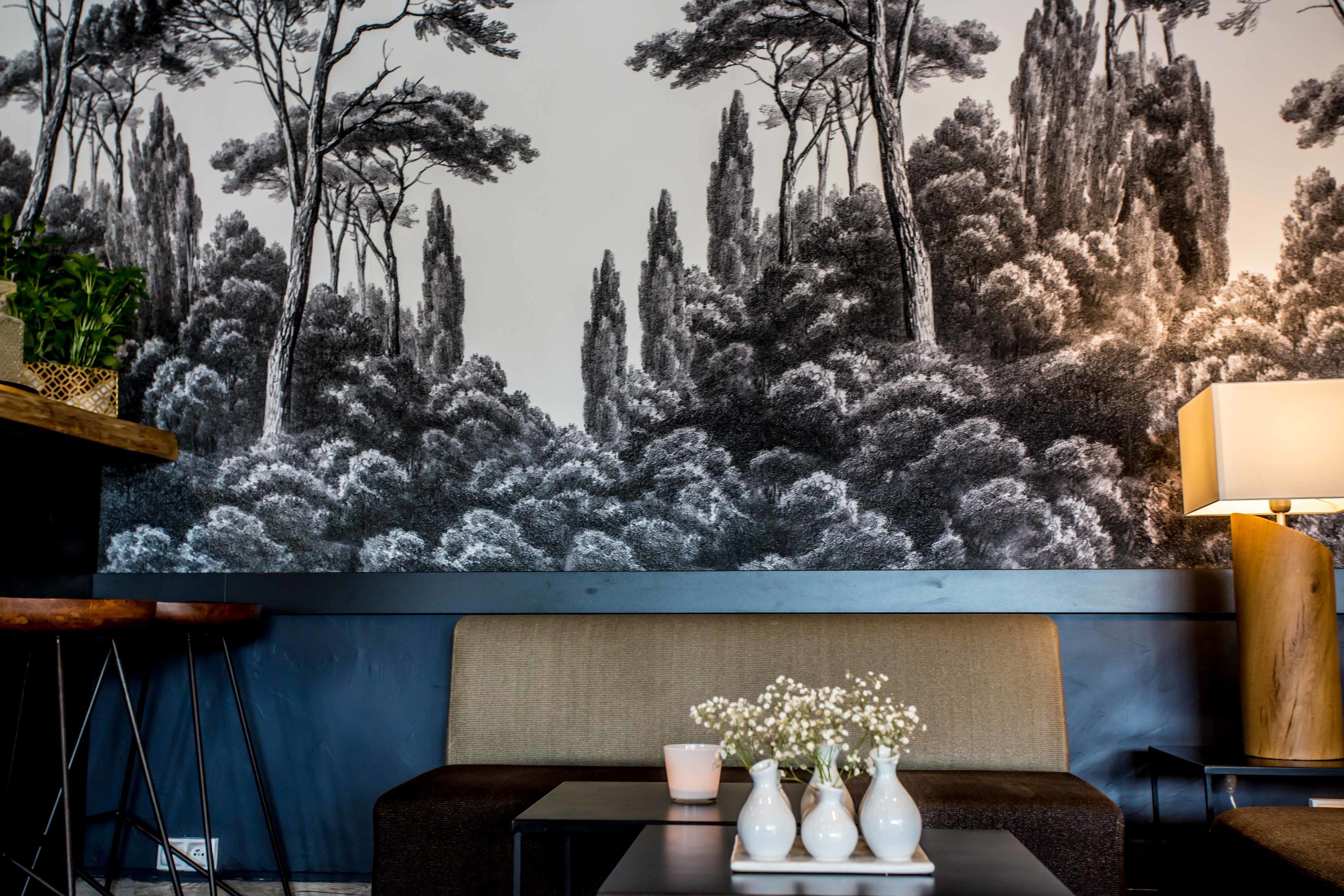 serves lunch and dinner