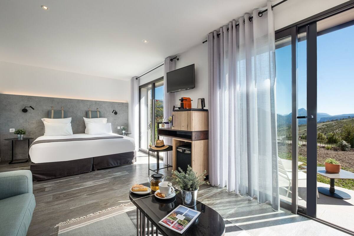 Suite, 2 camas de matrimonio, terraza (Tournesol) | Ropa de cama de alta calidad, minibar, caja fuerte y escritorio