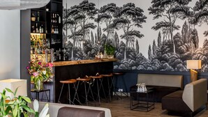 A modern interior with a bar area, seating, and a mural. - Hôtel & Spa des Gorges du Verdon (La Palud-sur-Verdon)