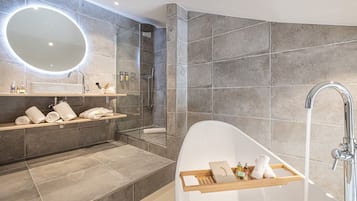 Duplex Family Room | Bathroom | Shower, free toiletries, towels