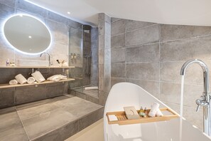 Familie maisonnette | Badkamer | Een douche, gratis toiletartikelen, handdoeken