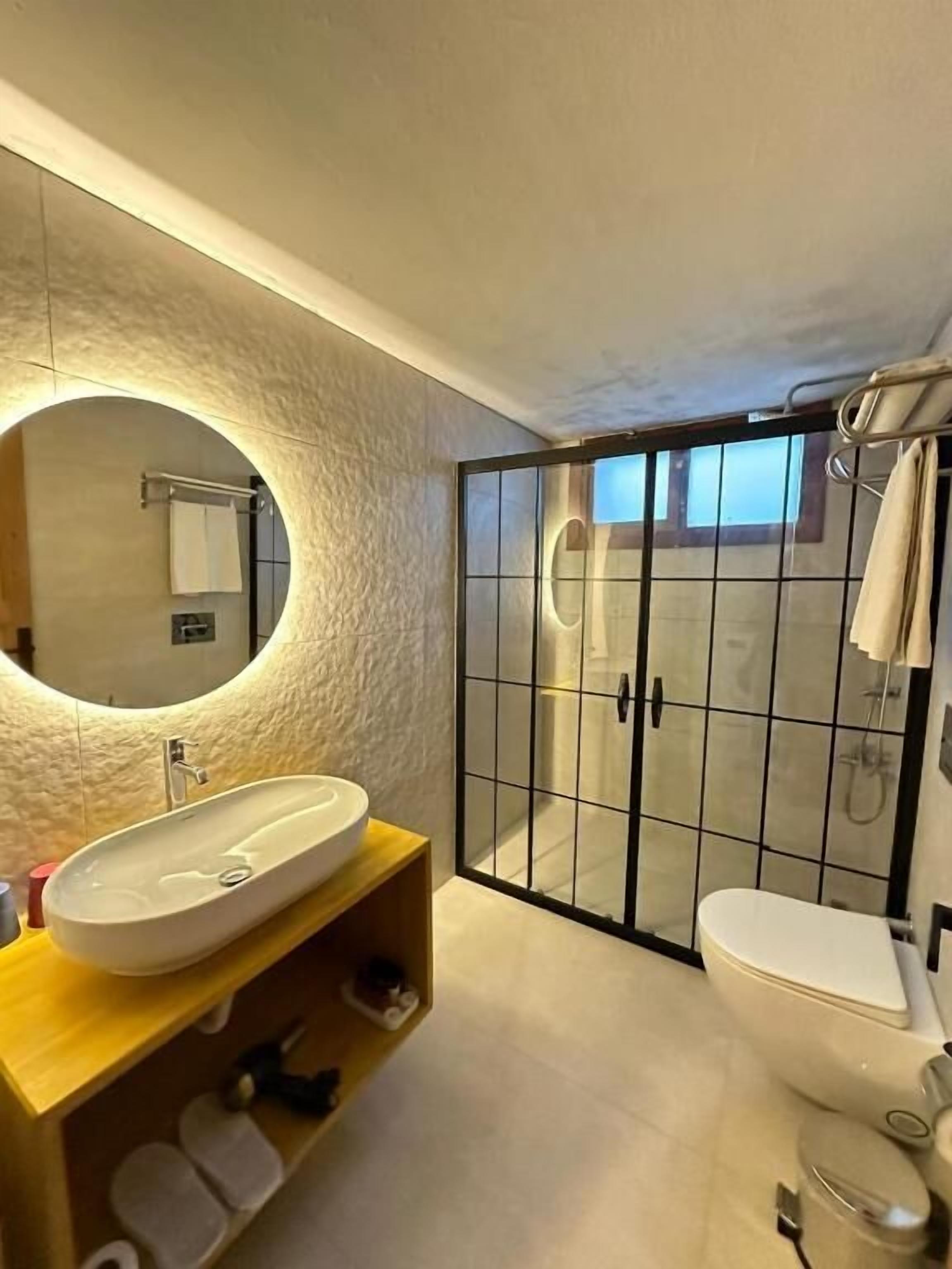 Shower, pengering rambut, sandal, dan handuk