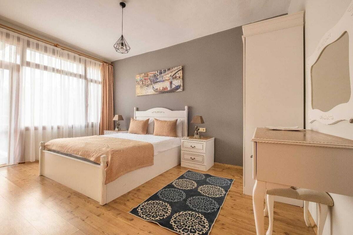 1 bedroom, desk, laptop workspace, soundproofing