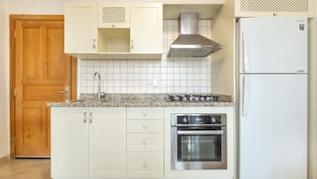 Full-size fridge, oven, stovetop, coffee/tea maker