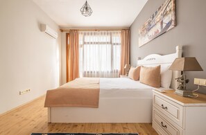 Apartamento luxo, cozinha (Large) | 1 quarto, roupas de cama premium, escrivaninha