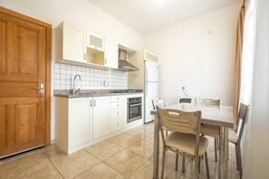 Full-sized fridge, microwave, oven, stovetop