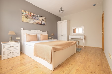 1 habitación, ropa de cama de alta calidad y escritorio