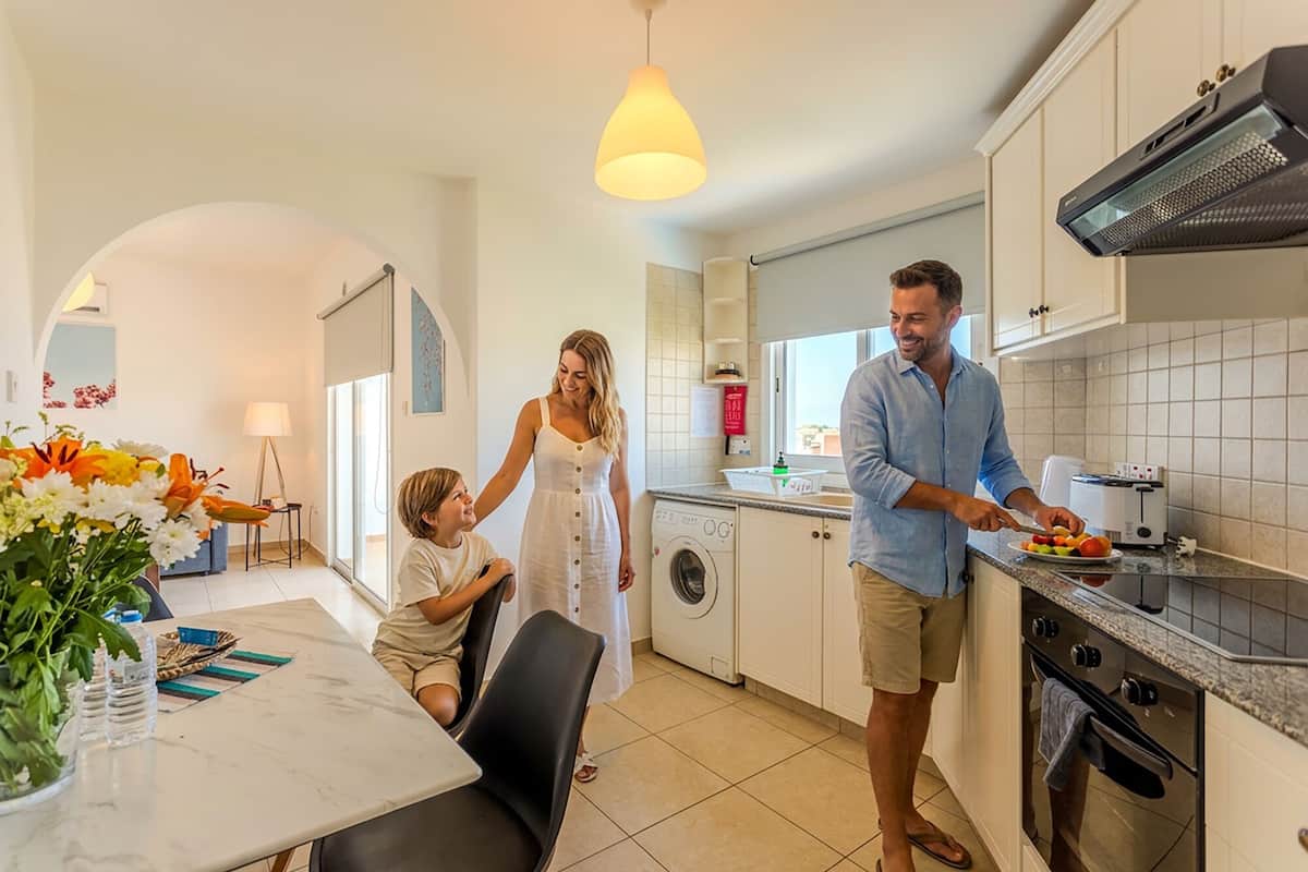 1 غرفة نوم وستائر تعتيم وتجهيزات عازلة للصوت ومكواة/لوح كي