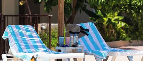 4 piscinas al aire libre, sillones reclinables de piscina