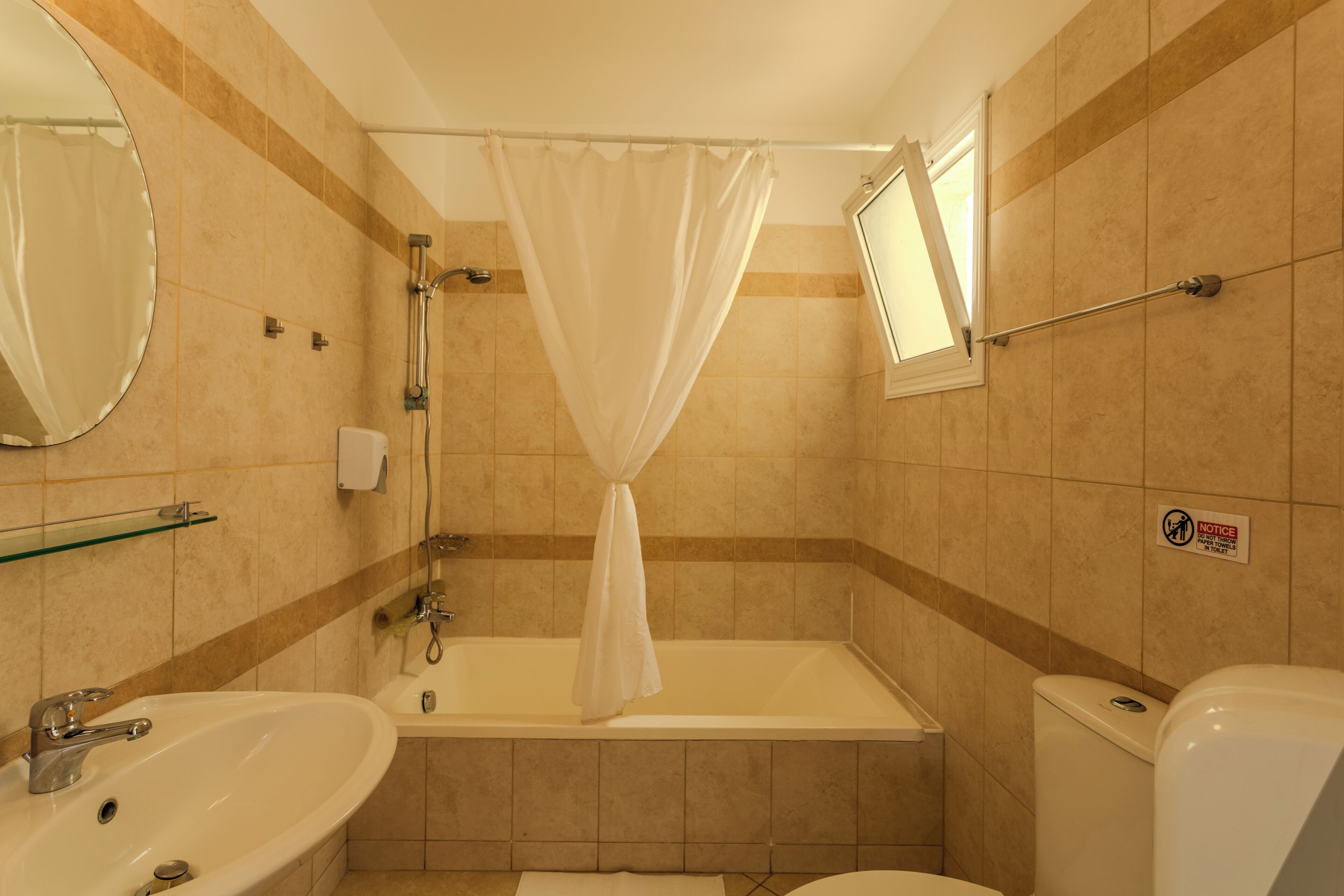 Ein Badezimmer mit einer Badewanne, einem Waschbecken und einer Toilette.