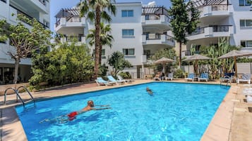 4 outdoor pools, pool loungers