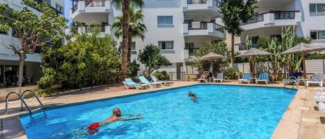 4 outdoor pools, pool loungers