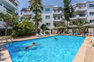 4 piscine all'aperto, lettini