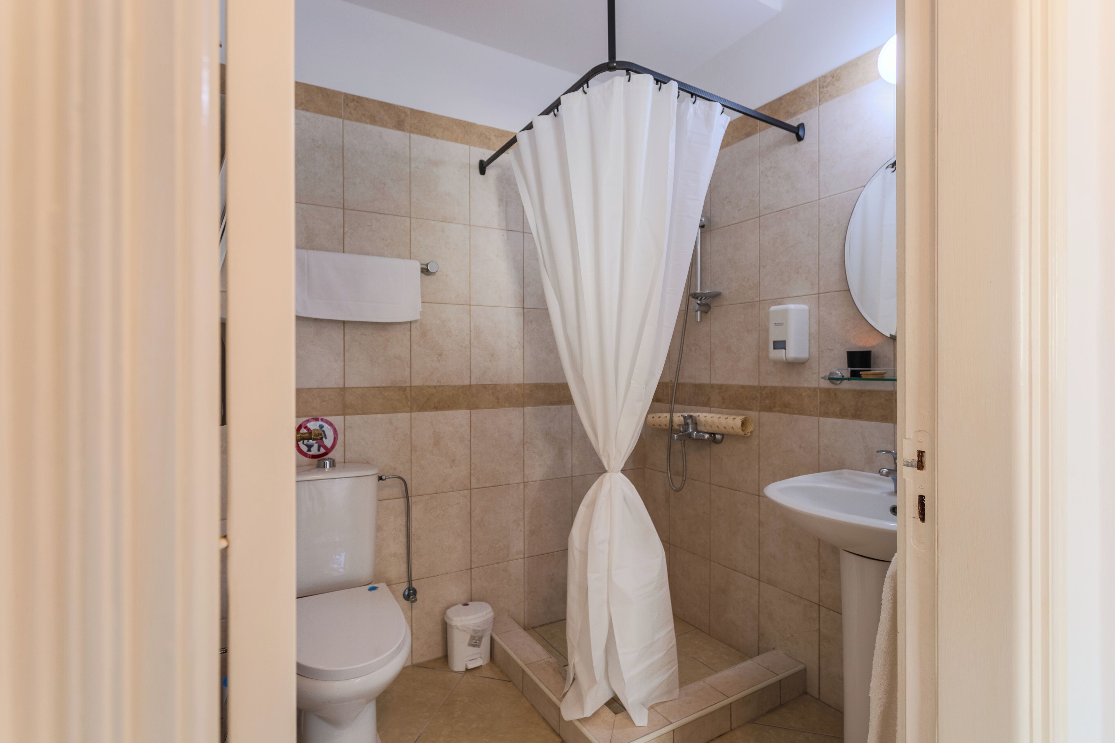 Un baño con ducha, inodoro y lavamanos.