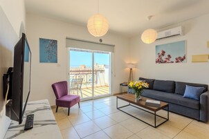 Apartamento superior, 2 habitaciones, balcón | 1 dormitorio, cortinas opacas, sistema de insonorización