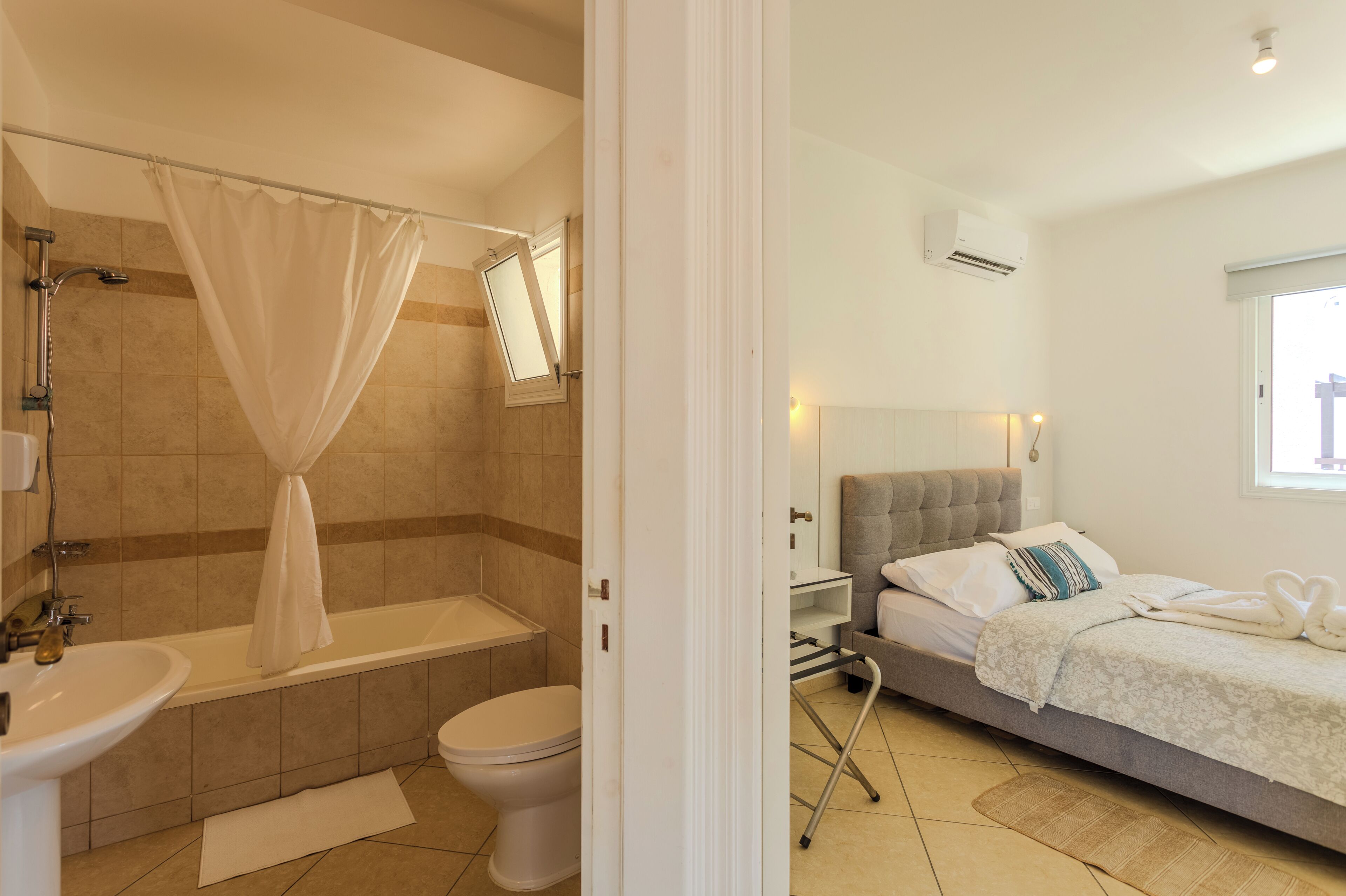Un baño con bañera, inodoro y lavamanos.