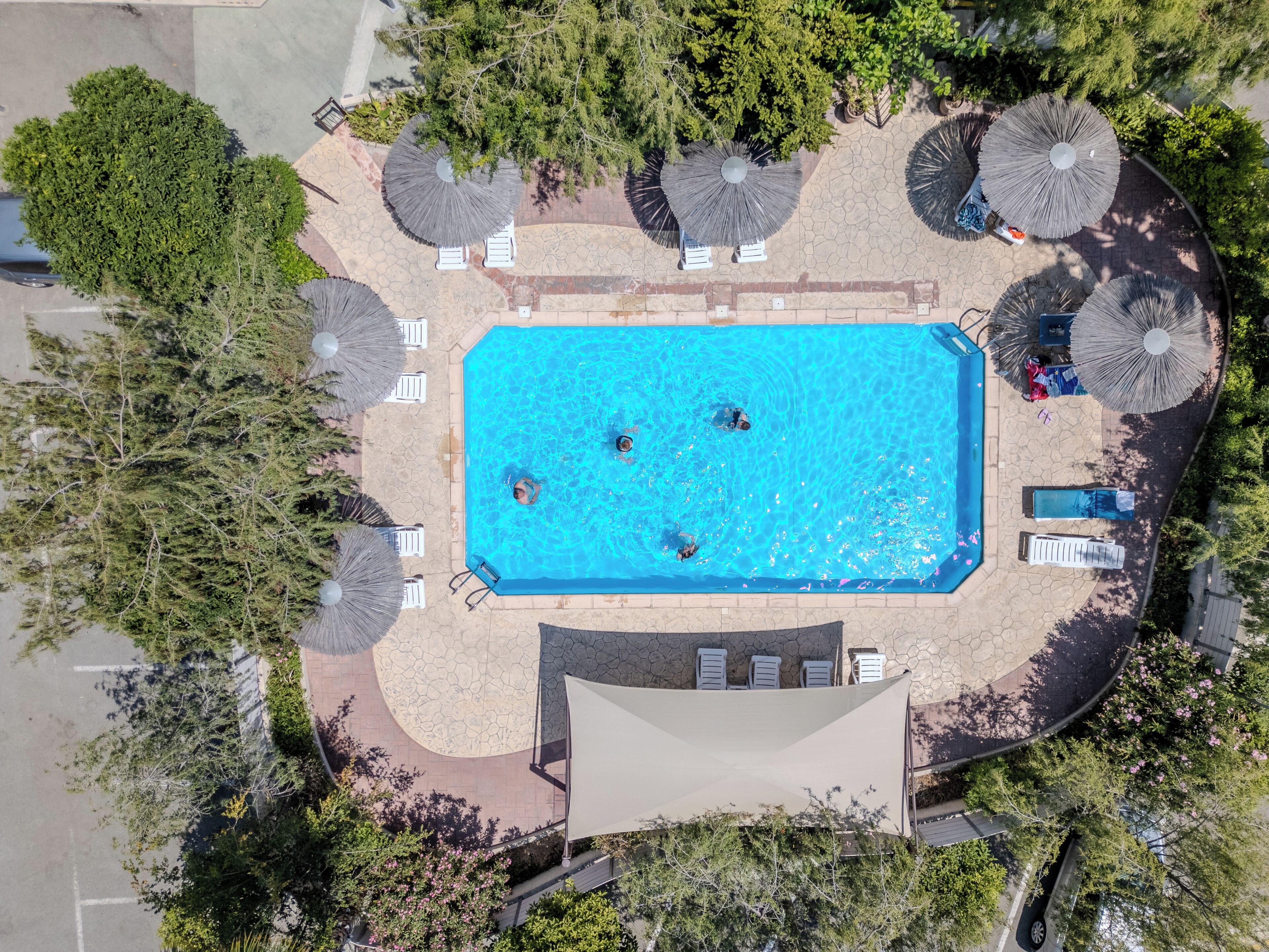 4 outdoor pools, pool loungers