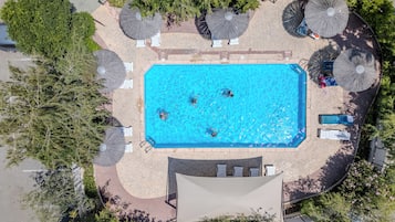 4 outdoor pools, pool loungers