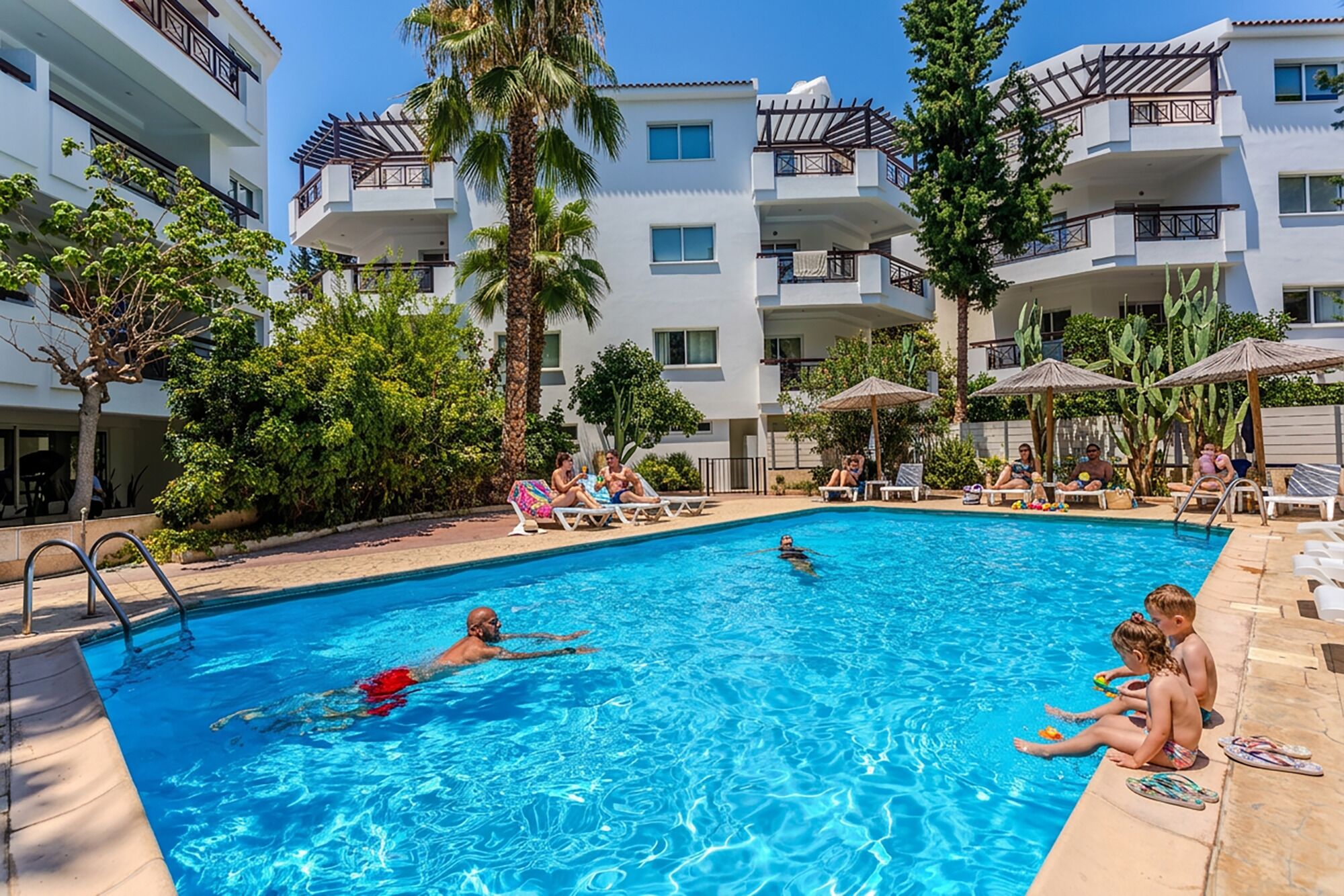 4 つの屋外プール、サンラウンジャー