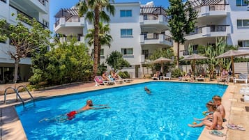 4 outdoor pools, sun loungers