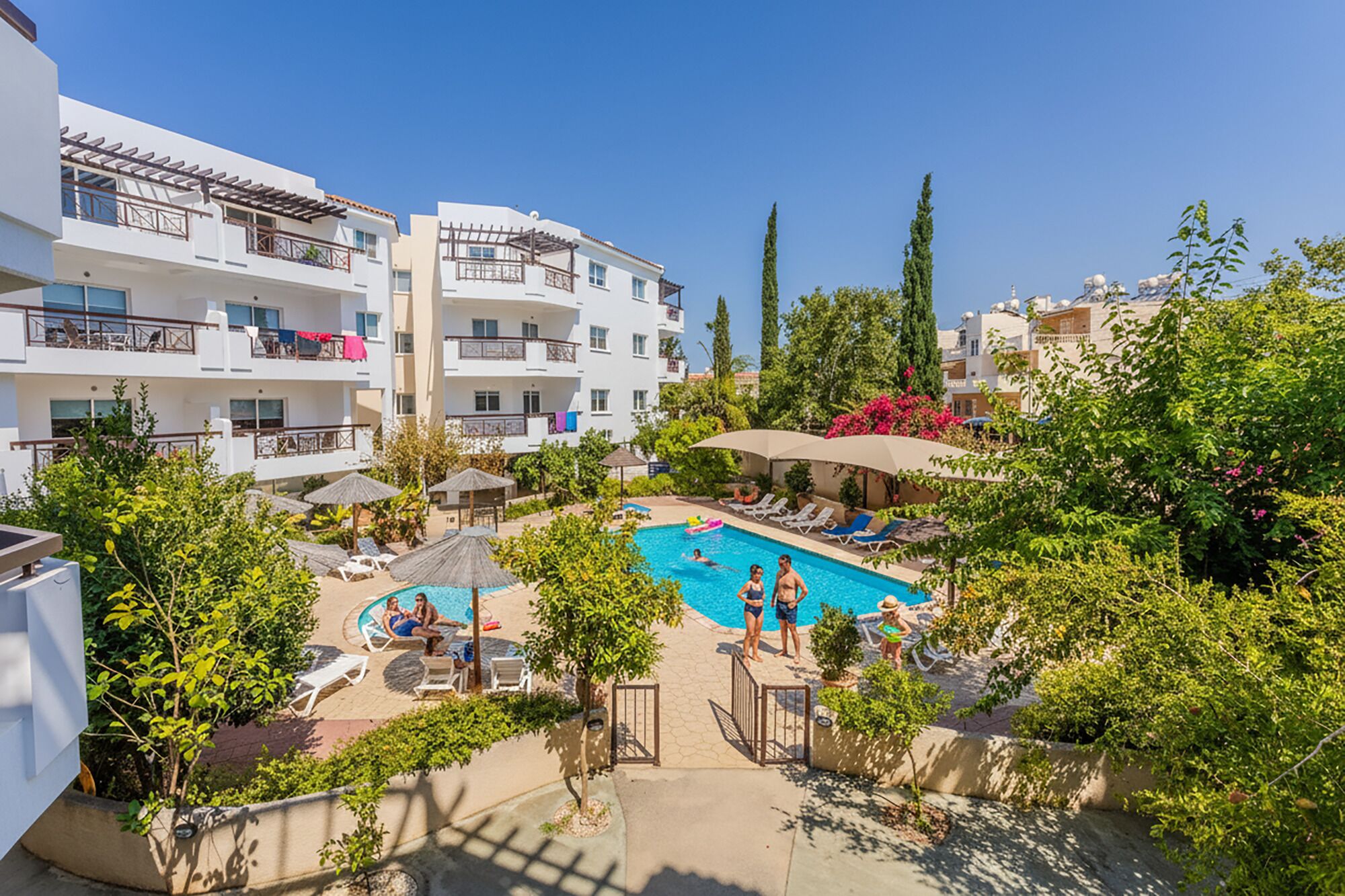 4 つの屋外プール、サンラウンジャー